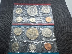lot 90 image: 1976 Bicentennial US Mint Set in Original Mint Package  12 Total Uncirculated Coins