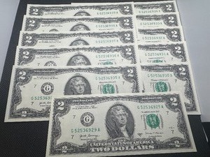 lot 100 image: 11 Sequential $2 Bills