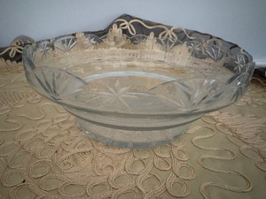 lot 39 image: Vintage Glass Serving Bowl (10.5 D)