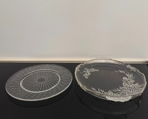 lot 32 image: Decorative Glass Serving Trays - Christmas Design 13, Circular Dots 12