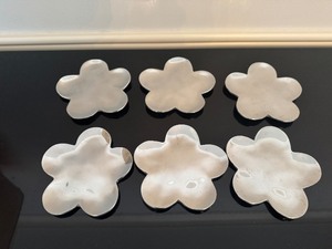 lot 70 image: Pottery Barn Flower-Shaped Small Plates - Set of 6