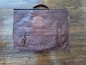 lot 61 image: Vintage Brown Leather Garment Bag (in excellent condition)