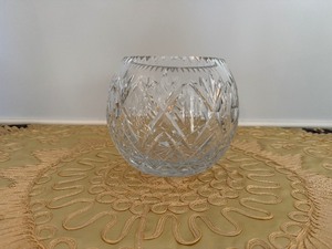 lot 14 image: Vintage Lead Crystal Rose Bowl Vase (7 D x 7 T) minor chips on rim