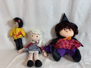 lot 114 image: Vintage Dolls Including Tickle, Tickle, Wiggle, Wiggle Animated Halloween Witch and Two Handmade Dolls