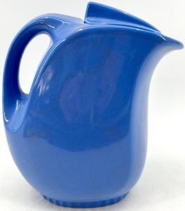 lot 33 image: Vintage Hall China Co. Blue Lidded Refrigerator Water Pitcher 5818 for Montgomery Ward