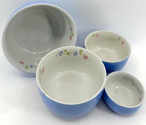 lot 34 image: Vintage Halls Superior Quality Kitchenware Blue Floral Mixing Bowls