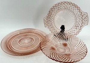 lot 56 image: Vintage Pink Depression Glass Serving Peices