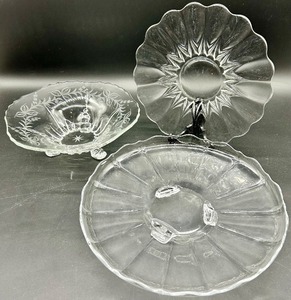 lot 58 image: Vintage Crystal Glass Centerpiece Set including Heisey - 3-Piece Footed Dishes with Leaf & Crown Etching