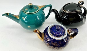 lot 85 image: Vintage Hall China Teapot Set with Star & Floral Gold Patterns