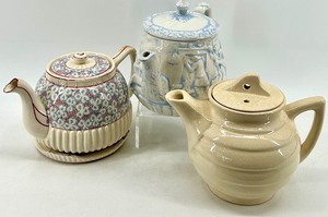 lot 104 image: Trio of Vintage Teapots including Made in Japan