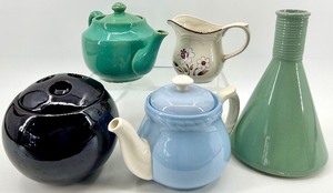 lot 116 image: Vintage Homer Laughlin Kraft-Blue Teapot and More