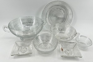 lot 128 image: Vintage Anchor Glass Ribbed Serving Set - Pedestal Bowl & Square Dishes