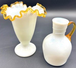 lot 132 image: Vintage Gold Crest Glass Vase & Carafe