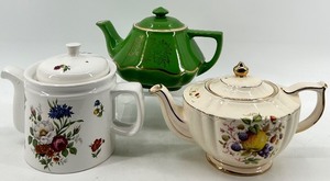 lot 170 image: Vintage Arthur Wood Country Flower Teapot - England Floral Pattern Collection, Green Hall Teapot and Floral Teapot