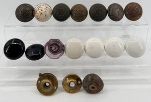 lot 157 image: Vintage Assorted Ceramic Glass & Metal Hardware Knobs Collection