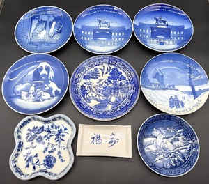 lot 195 image: BG Bing & Grndahl Blue & White Plates - Amalienborg Royal Palace, Mors Dag 1969