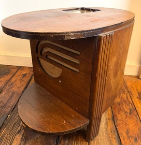 lot 222 image: Philco Model 38-15 Radio - Vintage Wood Cabinet, 115V 40W