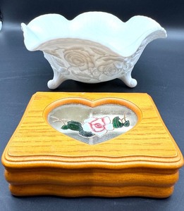 lot 231 image: White Rose Relief Ceramic Bowl & Wooden Heart Window Jewelry Box