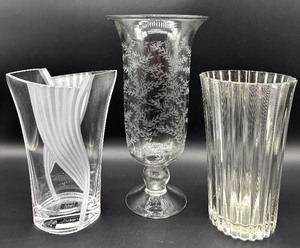 lot 246 image: Mikasa Cirrus Flair Vase 10in,  Liz Claiborne Gift with Purchase Vase & Etched Vase