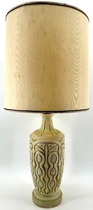 lot 94 image: Vintage Ceramic Table Lamp with Gold Swirl Pattern & Beige Drum Shade