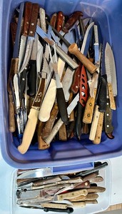 lot 253 image: Knives & Blades - Assorted Kitchen Set Paring, Chef, Bread & Utility Knives