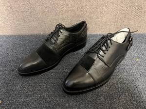 lot 60 image: Coach Suffolk Black Shoes - 5M