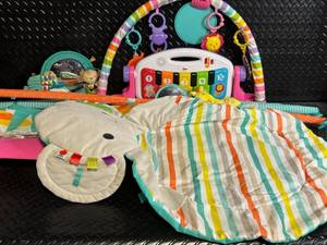 lot 62 image: Fisher-Price Smart Stages Piano & Activity Gym with Elephant Mat