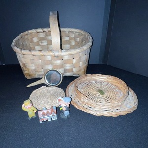 lot 248 image: Picnic Basket Set - Woven Basket with Lid, Mirror & Mini Figurines
