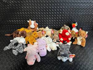 lot 122 image: Ty Beanie Babies Collection - Assorted Plush Beanie Babies