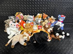 lot 131 image: Beanie Babies Collection - Ty Beanie Babies Plush Assortment