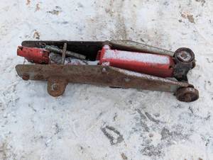 lot 20 image: Red CarTruck Jack - No Handle