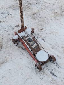 lot 23 image: Low Profile 1.5 Ton Floor Jack