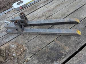 lot 40 image: Loader Bucket Clamp on Forks - Heavy Duty with Pins