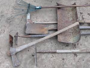 lot 60 image: Full Pile of Garden and Lawn Care Tools