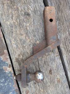 lot 64 image: Ball Hitch 4 Drop