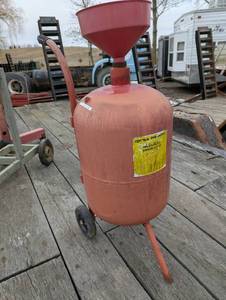 lot 66 image: 4# Pneumatic Sandblasting Tank on Cart