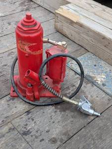 lot 79 image: Large 12 Ton Air Jack