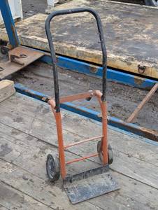 lot 84 image: Red Medium Duty Adjustable Dolly