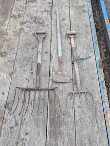 lot 86 image: Set of 3 Gardening Lawn Tools