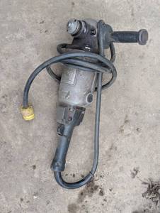 lot 101 image: 9 Black & Decker Angle Grinder