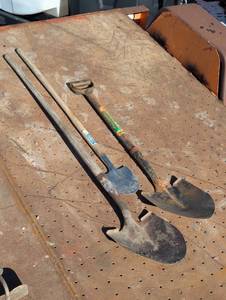 lot 131 image: Set of 3 amazing Spade Shovels