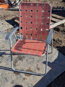 lot 148 image: Amazing Shape Vintage Style Folding Lawn Chair