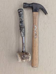 lot 5 image: 1 Hammer  1 Rubber Mallet