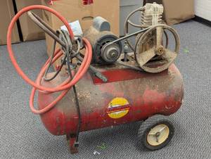 lot 65 image: 13 Gallon Air Compressor - 12 HP - Works