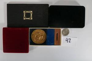 lot 42 image: Assortment of CommemorativeMedal Coins