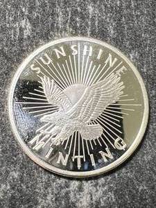 lot 53 image: HALF TROY OZ .999 FINE SILVER SUNSHINE MINTING ROUND