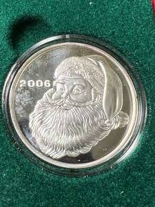 lot 60 image: 2006 SANTA ROUND 1 TROY OZ .999 FINE SILVER IN BOX