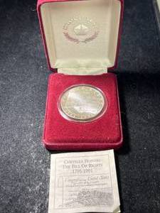 lot 61 image: 1991 BILL OF RIGHTS ROUND 1 TROY OZ .999 FINE SILVER IN BOX