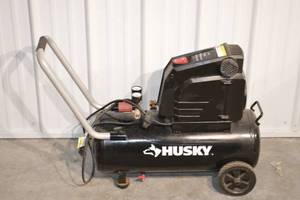 lot 4 image: Husky 8-Gal Portable Air Compressor, 135 PSI, 4.8 SCFM  40 PSI, 3.7 SCFM  90 PSI