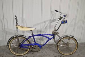 lot 10 image: Schwinn Sting-Ray Chopper Bicycle - Blue Frame, Cream Banana Seat